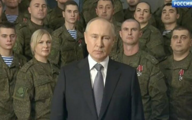 Putin pozirao okružen vojnicima, snimio svoju najdužu novogodišnju poruku u 20 godina