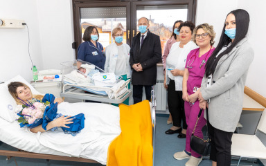 Župan Petry u rodilištu posjetio prvog Ličanina rođenog u 2023. godini