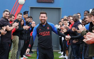 Leo Messi se vratio u Pariz, na prvom treningu dočekao ga je počasni “špalir”, a dobio je i poseban trofej