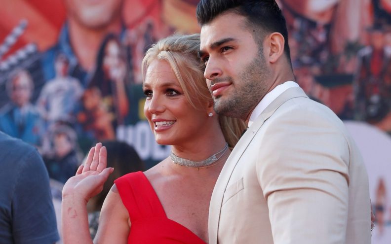 28.-godišnji suprug Britney Spears opovrgnuo glasine o kontroli njenih društvenih mreža