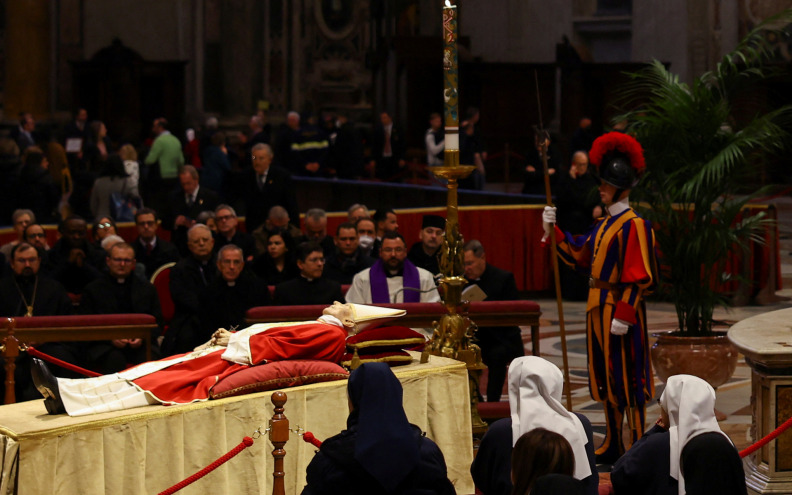 Tisuće se i u utorak opraštaju od bivšeg pape Benedikta XVI.