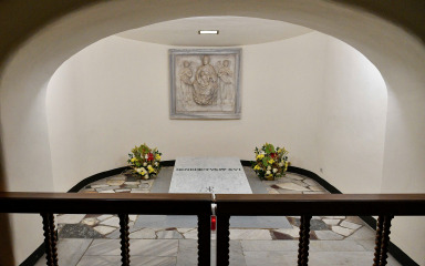 Posjetitelji od danas mogu posjetiti grobnicu preminulog pape emeritusa Benedikta XVI.