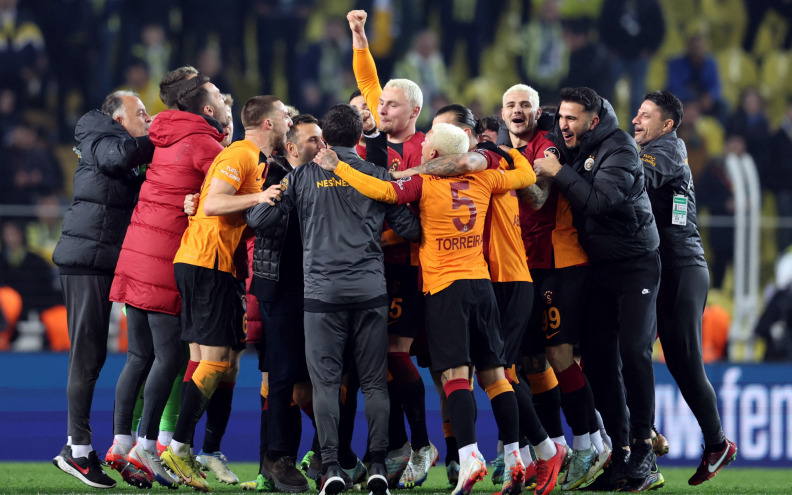 Galatasaray razbio Fenerbahče u najvećem derbiju turskog nogometa, tom pobjedom “pobjegao” na četiri boda prednosti na tablici