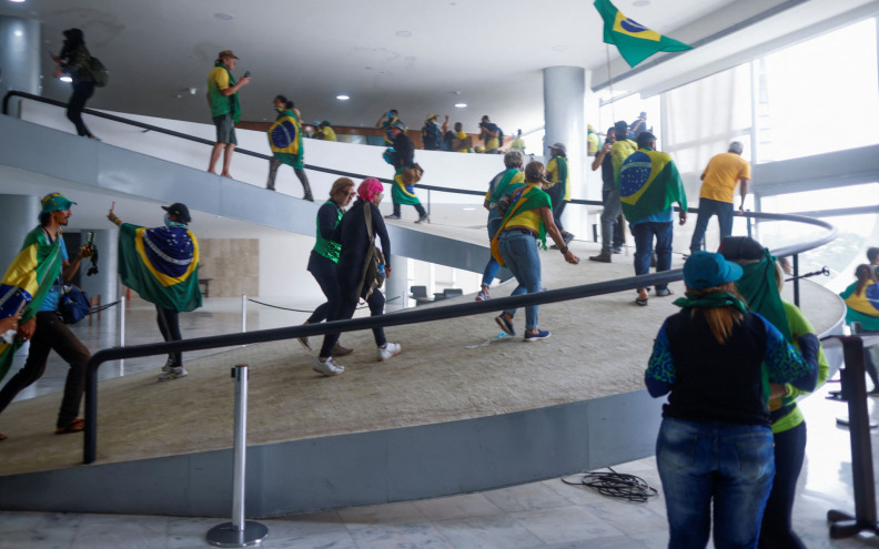 Bolsonarovi pristaše zauzeli glavne ustanove u Braziliji, policija nemoćna