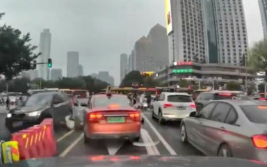 Automobilom se zaletio u pješake u Kini, iz vozila bacao novac; poginulo najmanje petero ljudi