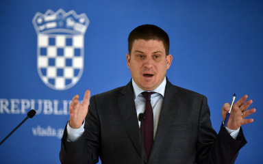 Ministar Butković danas u Saboru uporno ponavljao: ” Pomorsko dobro ostaje pomorsko dobro, nema zabrana, nema ograda”