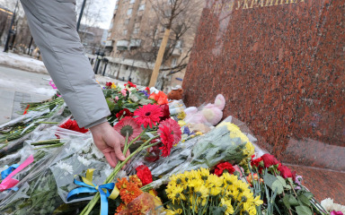 Rusi i nakon 9 dana polažu cvijeće za žrtve raketiranja