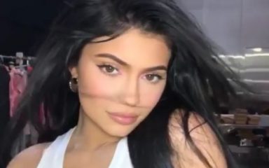 Kylie Jenner ponovno u centru kritika, ovoga puta zbog kontroverzne Givenchyjeve ogrlice