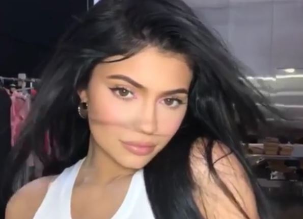 Kylie Jenner ponovno u centru kritika, ovoga puta zbog kontroverzne Givenchyjeve ogrlice