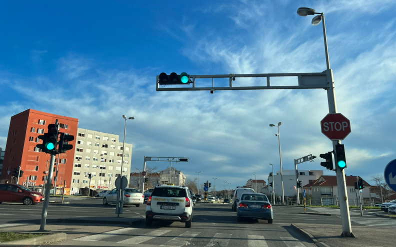 Semafori na Bulevaru pogrešno upaljeni, moguć veliki prometni kaos