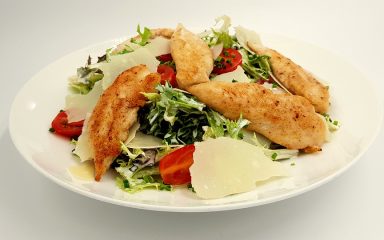Ne bacajte ostatke piletine: napravite poznatu Cezar salatu