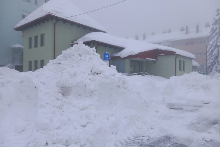 Danas izmjereno 97 cm snijega, probijene su samo najčešće ulice