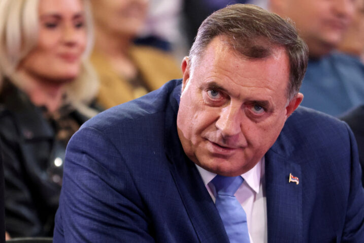Dodik na fiktivni dan svoje paradržavice odlikovao Putina “ordenom RS na ogrlici”