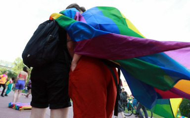Tri posto Engleza i Velšana čine lezbijke, homoseksualci ili biseksualci