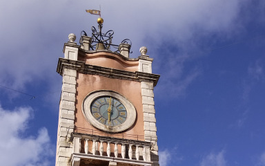 Kazaljke gradske ure nepomično stoje na istom mjestu