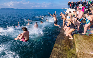 FOTO Nova godina proslavljena tradicionalnim kupanjem na rivi