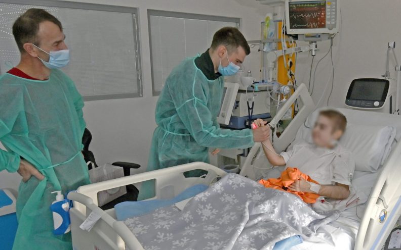 Dominik Livaković posjetio dječaka kojemu su prvome u Hrvatskoj uspješno transplatirana pluća