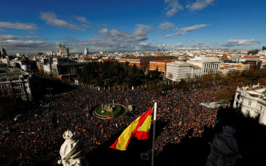 Tisuće ljudi pridružile se desničarskom skupu protiv španjolske socijalističke vlade