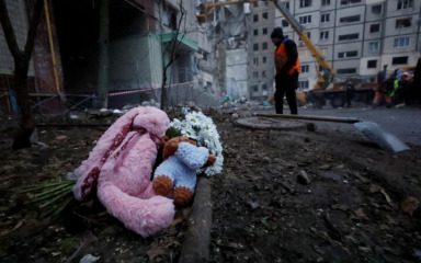 Ljudi u Moskvi položili cvijeće i igračke za mrtve u Dnipru