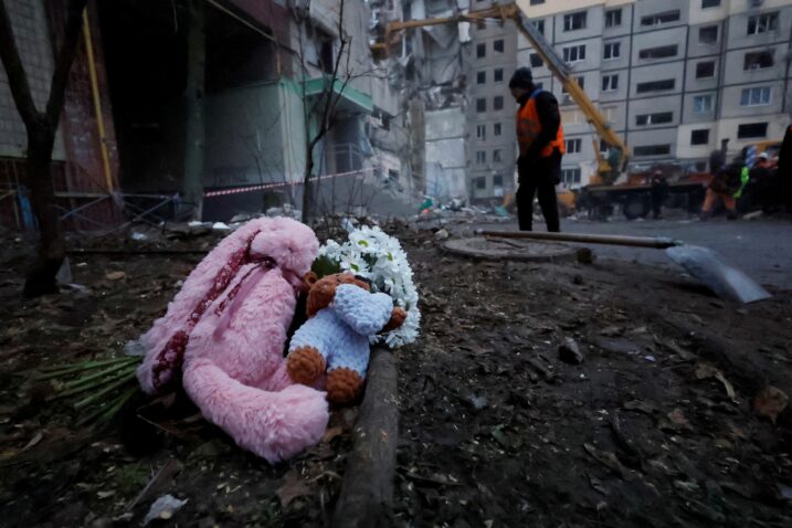 Ljudi u Moskvi položili cvijeće i igračke za mrtve u Dnipru