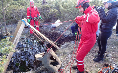 Iz sedam špilja i jama u NP-u Krka izvukli 22 kubična metra smeća
