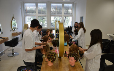 U novom salonu Obrtničke škole Zadranke će uz simboličnu naknadu moći dobiti frizuru
