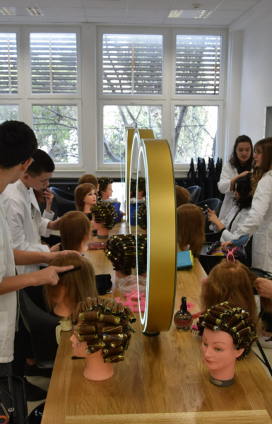 U novom salonu Obrtničke škole Zadranke će uz simboličnu naknadu moći dobiti frizuru