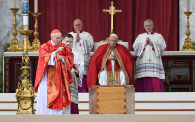 Franjo predvodio misu za Benedikta XVI., usporedio ga s Isusom