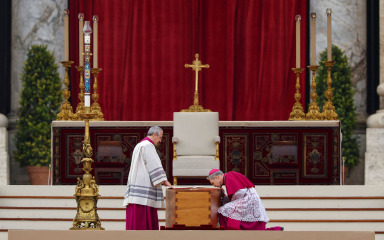 Tisuće ljudi stižu na pogreb Benedikta XVI.