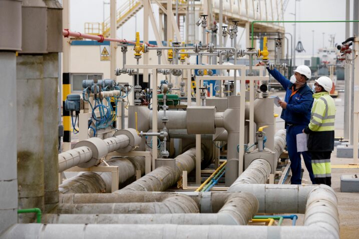 Ruska nafta unatoč sankcijama ulazi u Europu kroz širom otvorena “stražnja vrata”