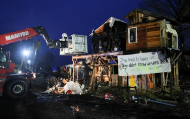 FOTO Njemački energetski div demolira selo kako bi rudario ugljen, aktivisti se zabarikadirali u kući