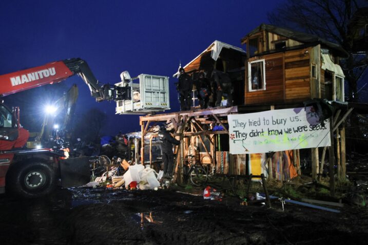 FOTO Njemački energetski div demolira selo kako bi rudario ugljen, aktivisti se zabarikadirali u kući