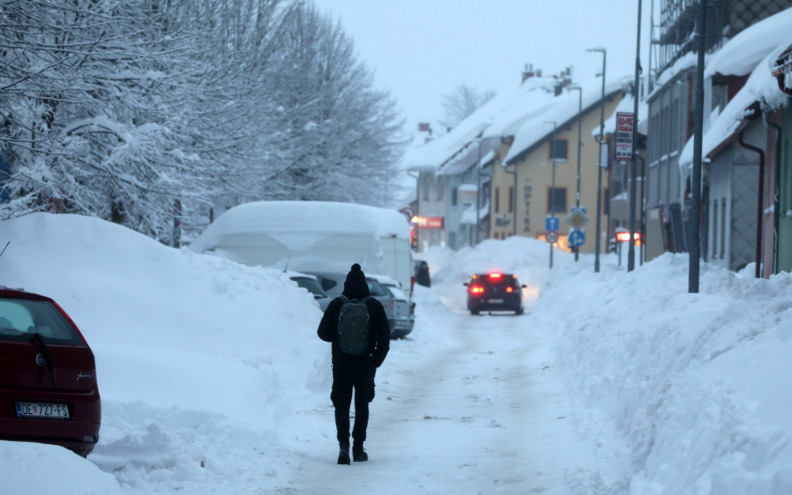 Policija izdala niz upozorenja zbog snijega na cestama diljem Hrvatske