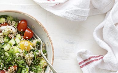 Salata od kvinoje izvrstan je samostalni obrok, ali i prilog, te vrvi svježim hrskavim povrćem