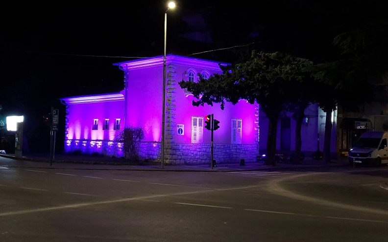 Zgrada TIC-a u Biogradu osvijetljena ljubičastom bojom