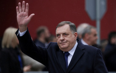 Dodik brutalno izvrijeđao visokog predstavnika za BiH: “On je s…”