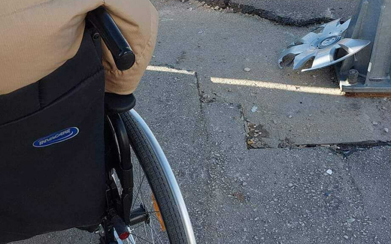 Zbog oštećenih pločnika osobe u invalidskim kolicima ne mogu preći cestu