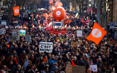 Stotine tisuća ljudi prosvjeduju u Francuskoj protiv planirane mirovinske reforme