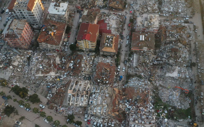 Turska istražuje građevinare, dok se broj mrtvih popeo na gotovo 44 tisuće
