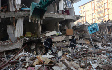 Nekoliko osoba izvučeno živo iz zgrade urušene nakon potresa