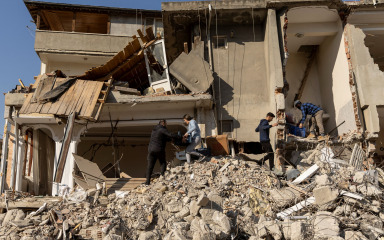 U Turskoj žena spašena nakon više od 200 sati pod ruševinama