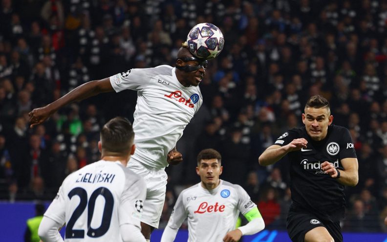 Napoli u Frankfurtu napravio velik korak prema četvrtfinalu Lige prvaka, crveni karton usmjerio utakmicu
