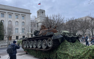 Uništeni tenk T-72 osvanuo ispred ruskog veleposlanstva u Berlinu