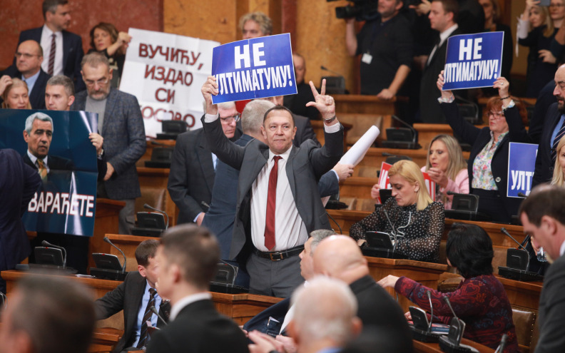 Srbijanska oporba u parlamentu prekinula Vučića i izazvala incident