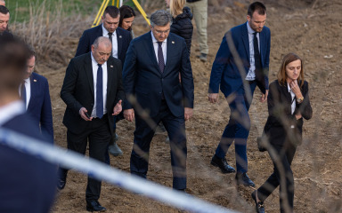 Premijer Plenković obišao mjesto masovne grobnice nedaleko Vukovara
