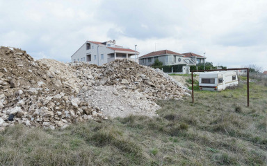 Nezakonito odlaganje iskopnog materijala na privatnom zemljištu u Kožinu izaziva probleme