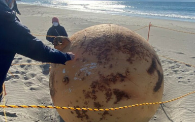 Tajanstvena metalna kugla pronađena na jednoj plaži u Japanu