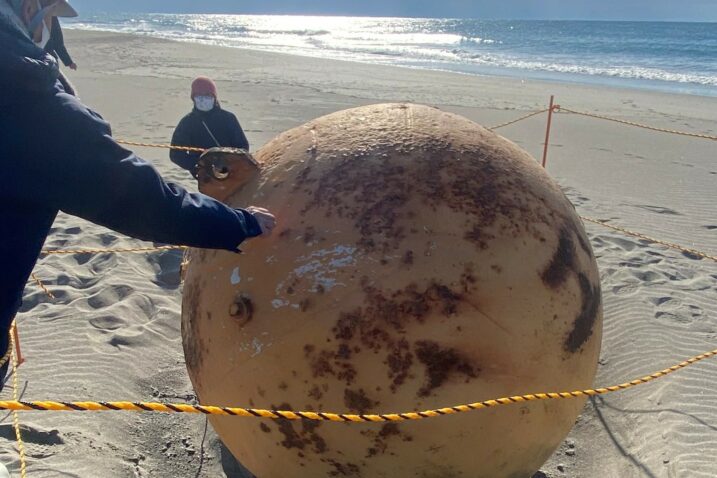 Tajanstvena metalna kugla pronađena na jednoj plaži u Japanu