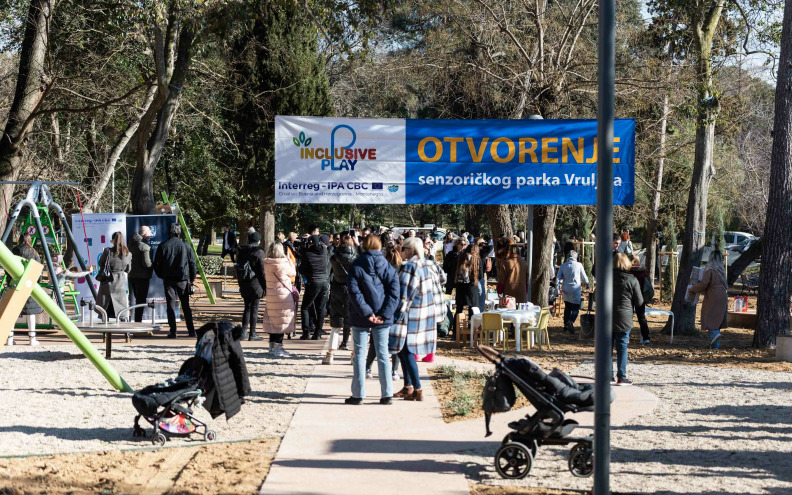 Volonteri cvijećem ukrasili park Vruljica