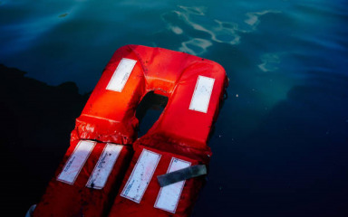 Dijete i žena izgubili život nakon što se prevrnuo migrantski čamac
